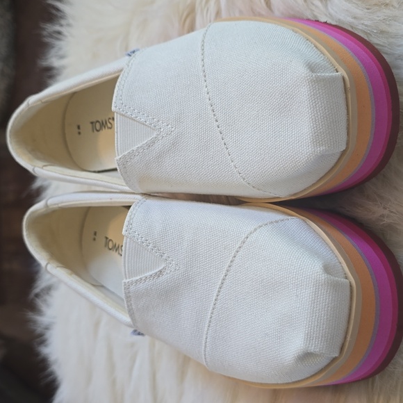 Women's White TOMS Canvas Platform Shoes. Size 9 - Picture 7 of 10